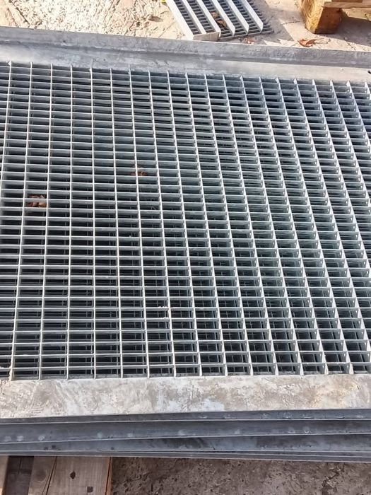 Trepte si gratare zincate ,avem pe stoc mai multe modele si dimensiuni