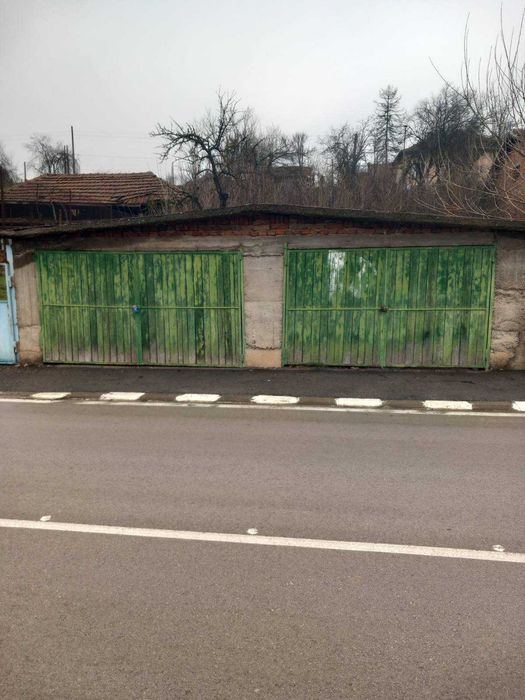 Парцел, сграда и гаражи в центъра на Мърчево !