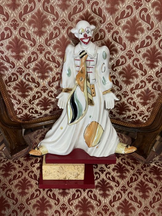 красива голяма порцеланова статуетка клоун