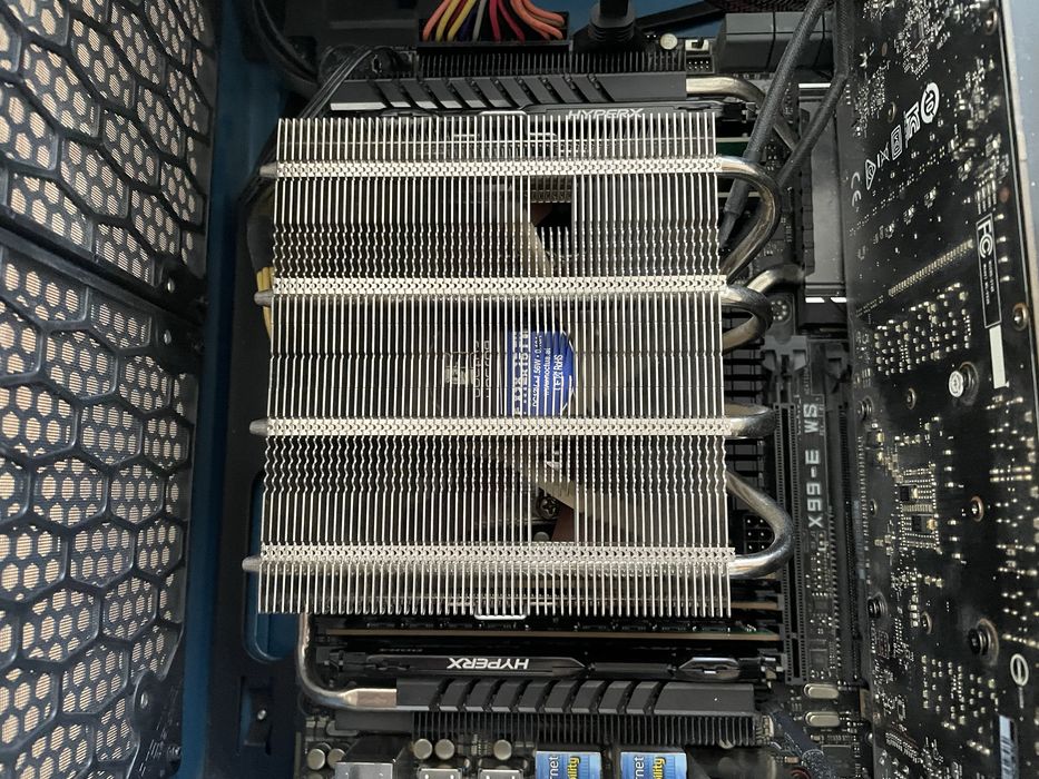 Настолен компютър, подходящ за гейминг и 3D моделиране.