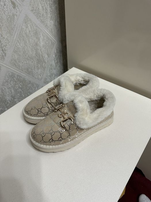 Продаются женские Угги в отличном состоянии.