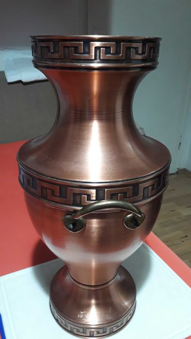 медна ваза с орнаменти