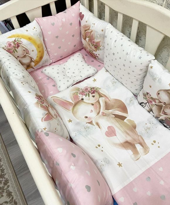 Шью Постельное белье и бортики на кроватку.