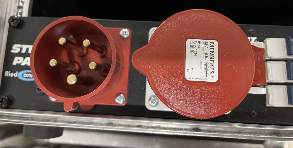 Distribuitor 380 V la 220 V 32A