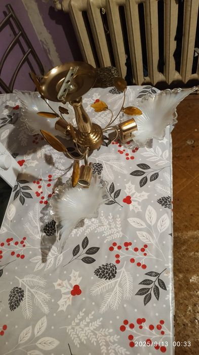 Продам люстру трёх рожковую