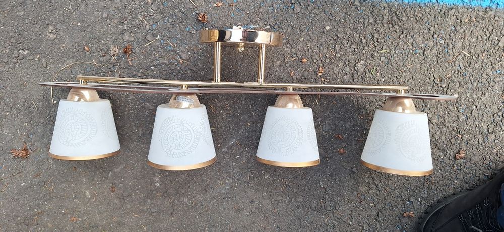 Lustra cu patru abajururi!