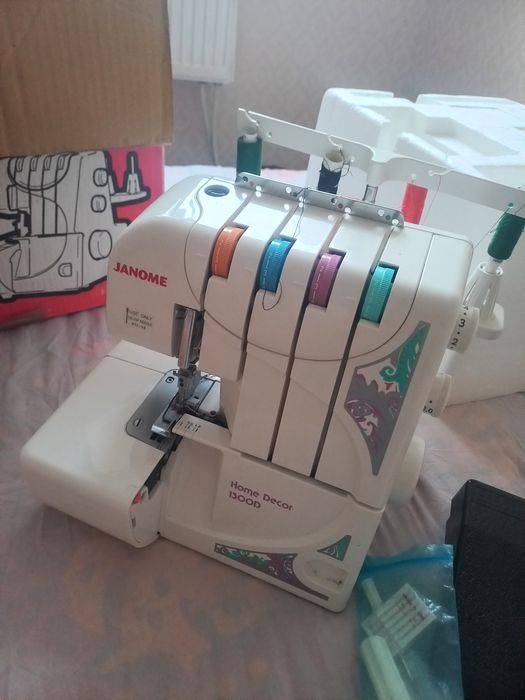 Оверлок машина Janome