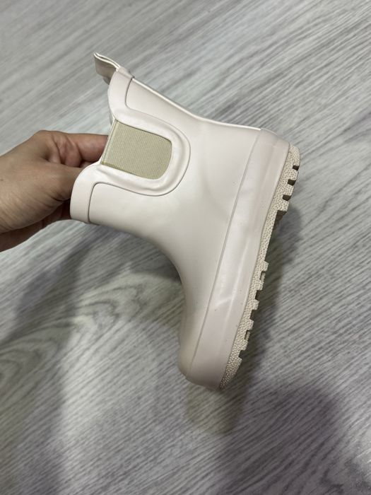 Продаю сапожки детские резиновые и демисезонные