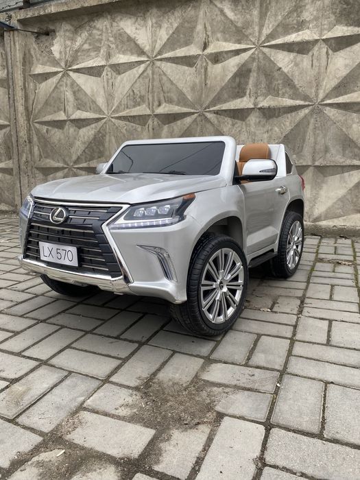 Детская машина на пульте