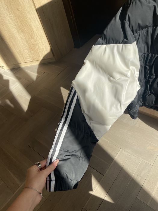 adidas Originals cropped puffer jacket в черно