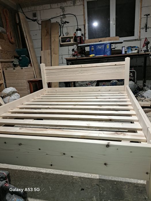 Pat din lemn masiv