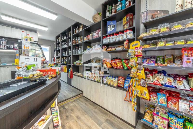 Оборудван, разработен, партерен магазин за продажба, с лице на оживена