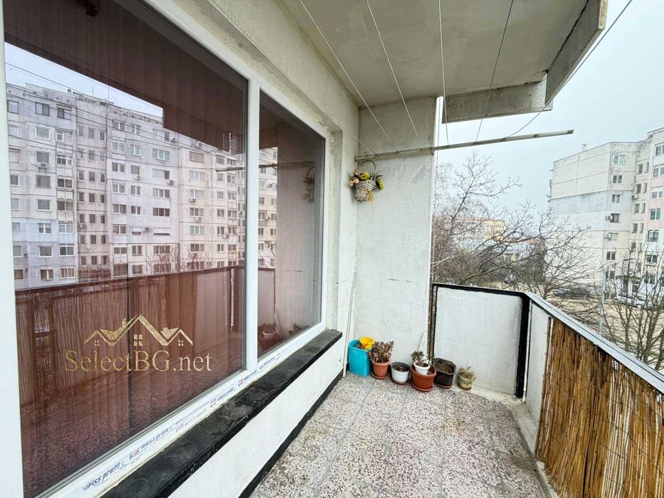 Панелен апартамент  на междинен етаж, южно изложение в кв. Бузлуджа.