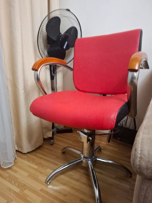 Продам кресло парикмахера