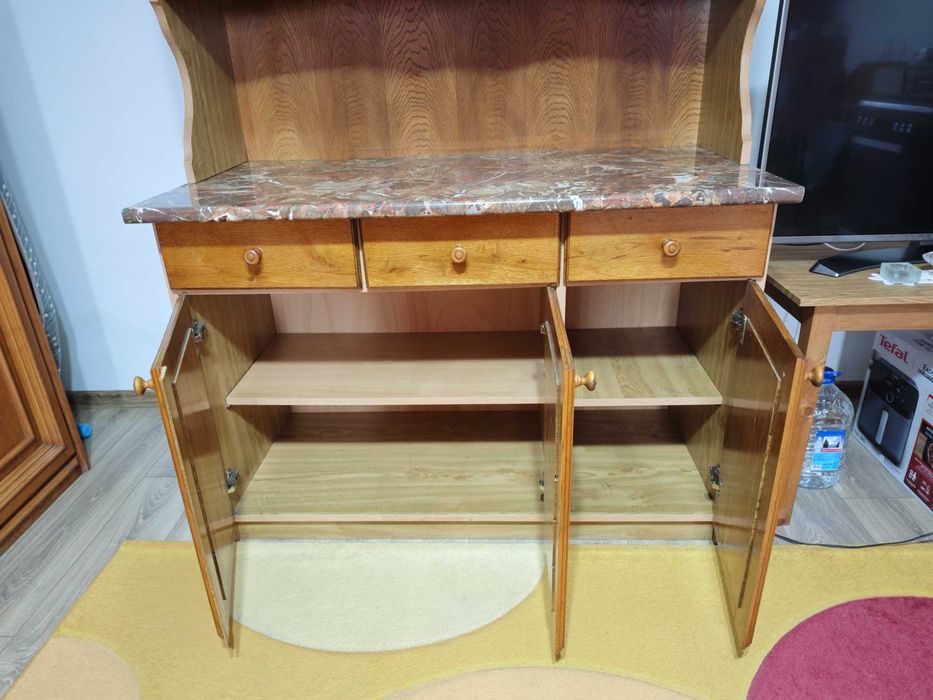 Bufet bucătărie cu uși din lemn și blat termorezistent