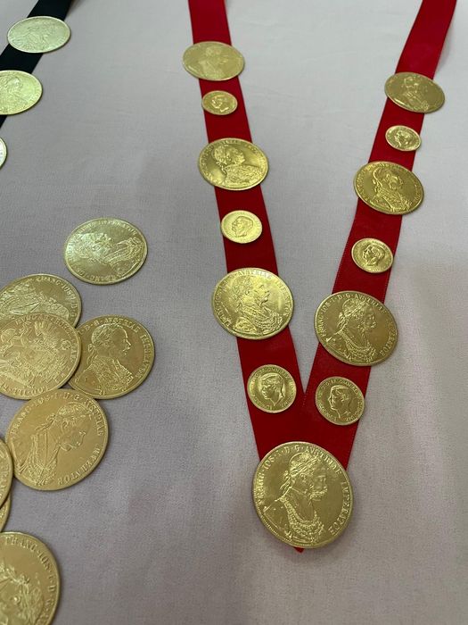 Vând salba din monede placate cu aur de 24k