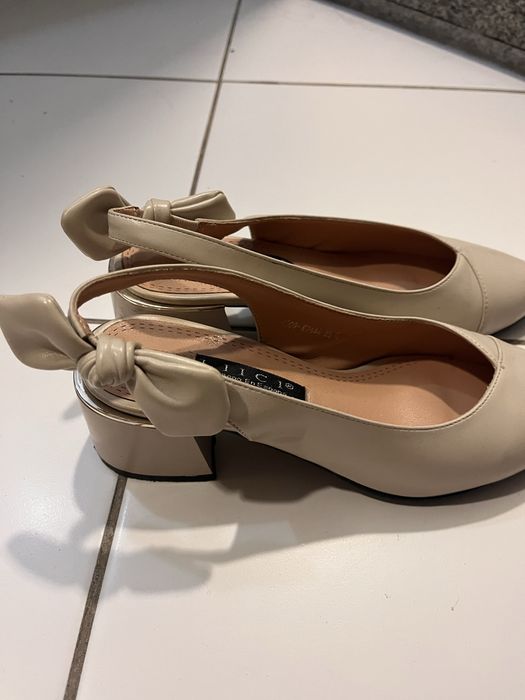 Белые туфли с невысоким каблуком