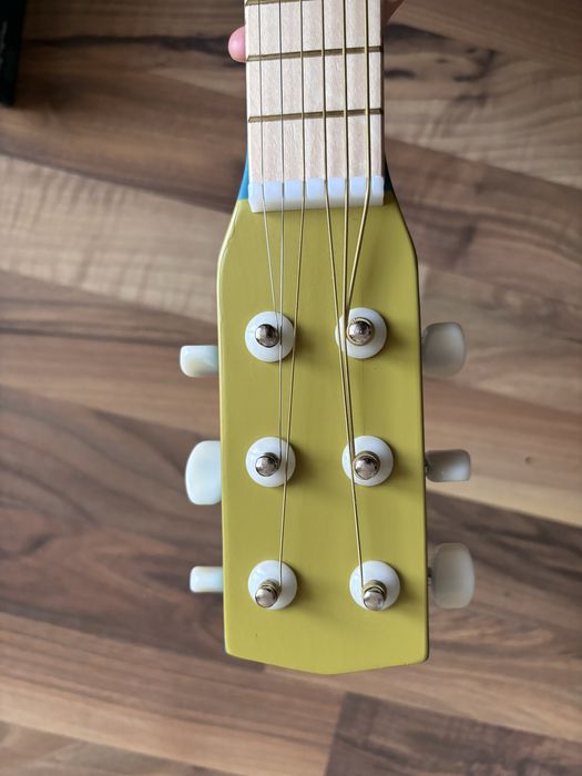 Две детски китари