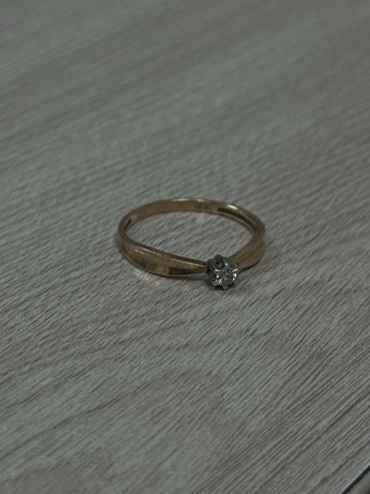 Кольцо с бриллиантом