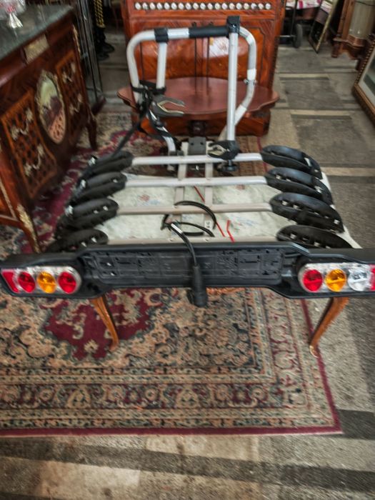 Италиански багажник за 4 велосипеда за теглич с номер и стопове