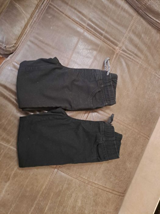 Тънки якенца, дънки и блузи с къс ръкав