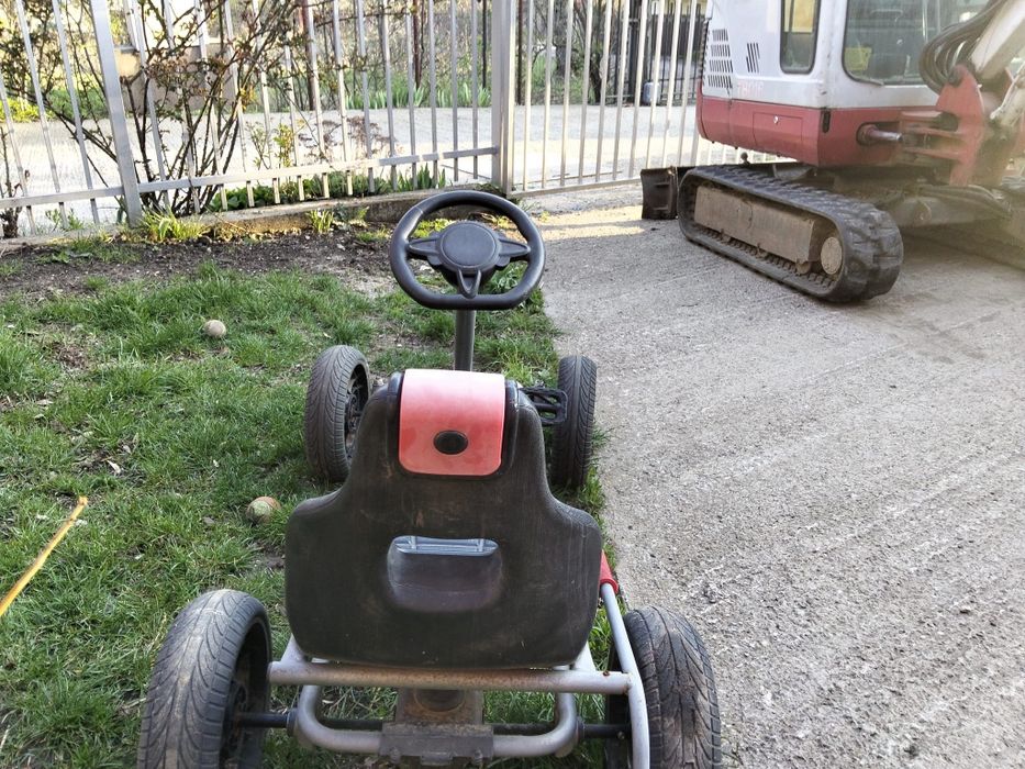 Kart cu pedale, pentru copii  cu greutate pana la 50 kg.