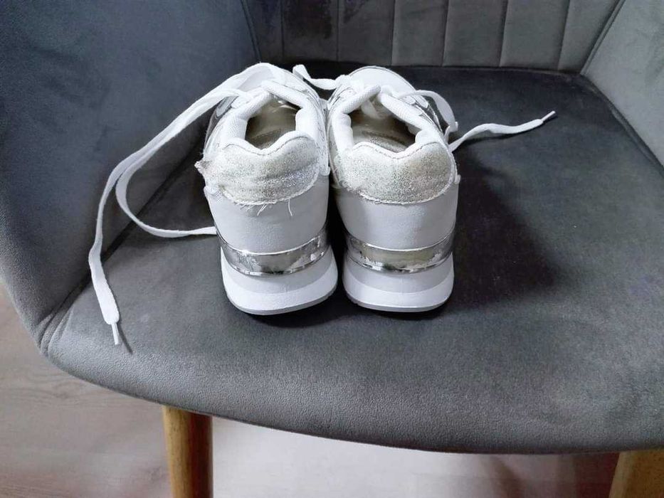 Бели маратонки със сребрист кант