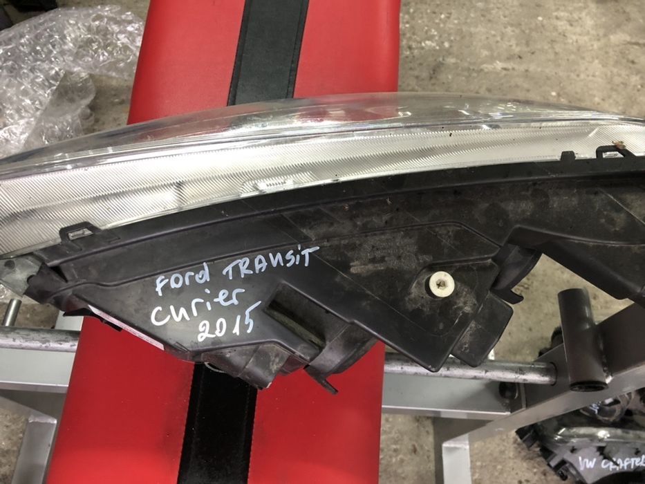 2 броя десен и 1 брой ляв фар Ford Transit Courier 2014-2023