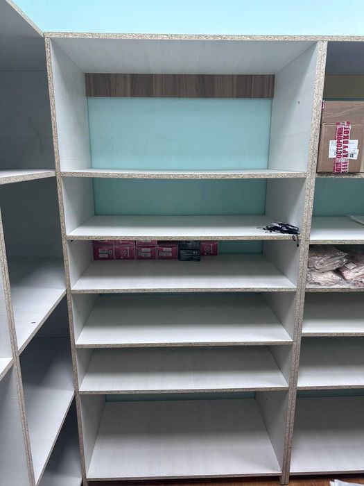 стеллажи, стол и стулья