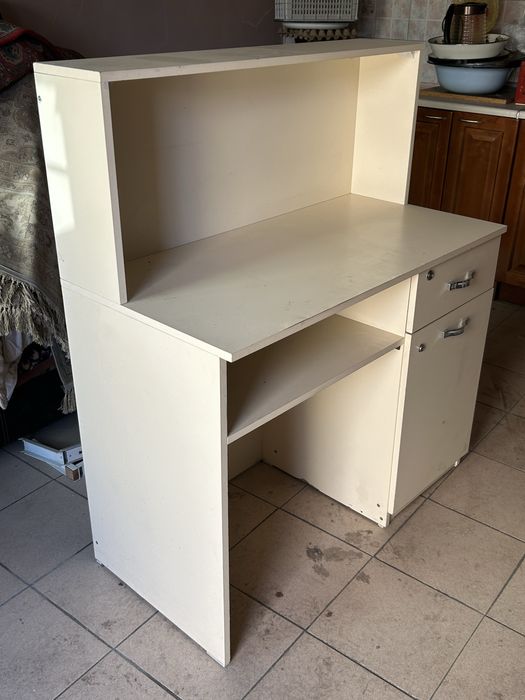 Продам столик для бутика