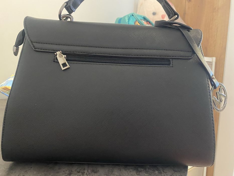 Сумка женская черная продам