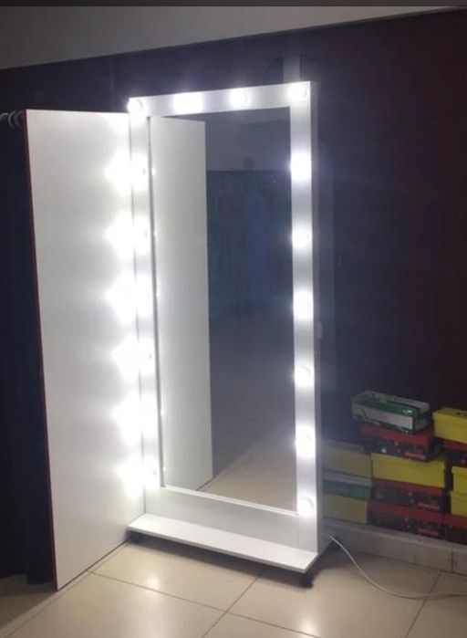 Зеркала с подсветкой . Визажный столик