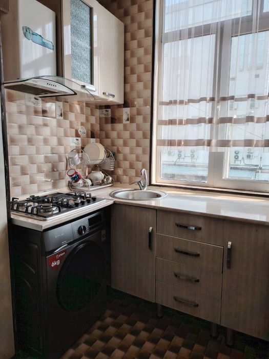 продается своя 1 ком перед в 2 ком на метро Юнусабад