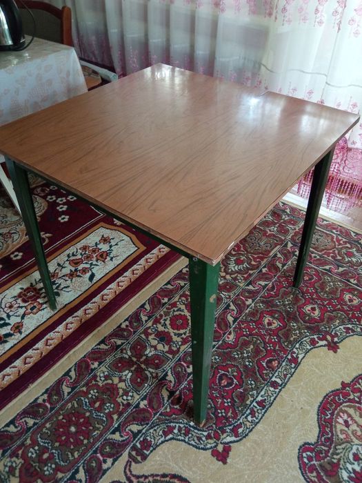 Продаётся---стол