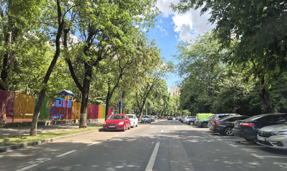 Proprietar vând apartament 2 camere, etaj 2/4, Strada Uioara, parcare