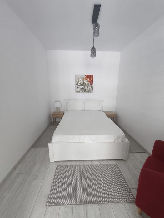 Închiriez studio