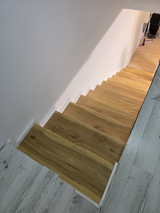 Scări din lemn masiv