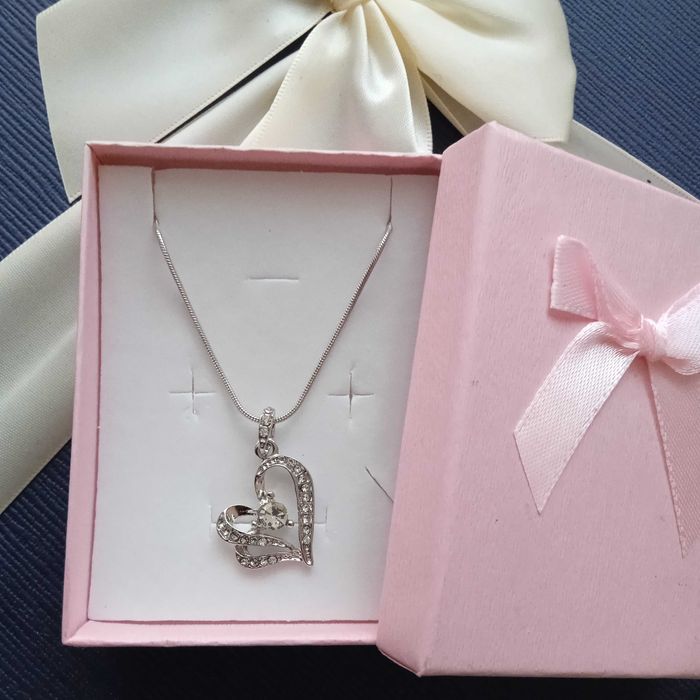 Ново, масивно дамско, сребърно колие с масивно сърце. В кутия.