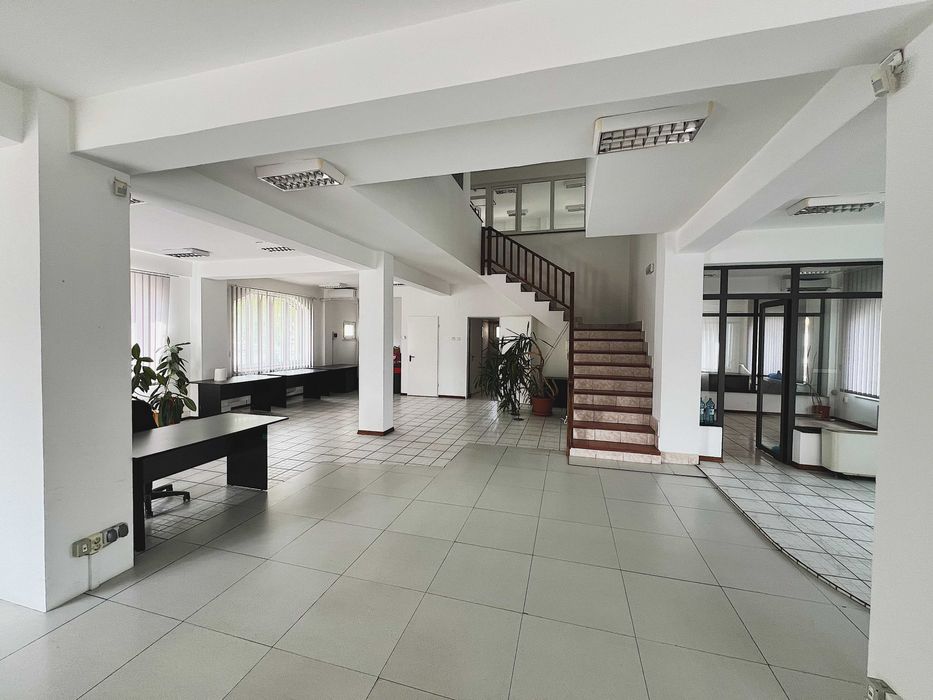 Vand cladire in Piatra Neamt cu 2200 m2 teren