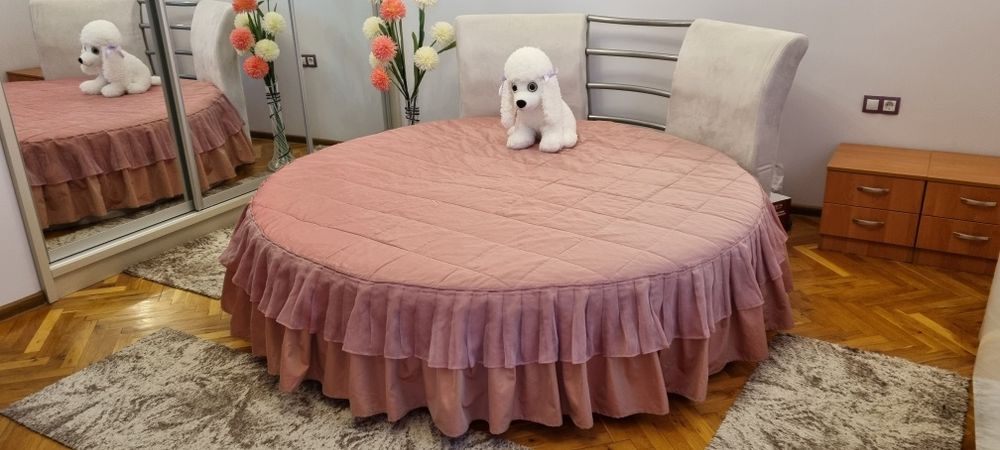 Красива кръгла спалня