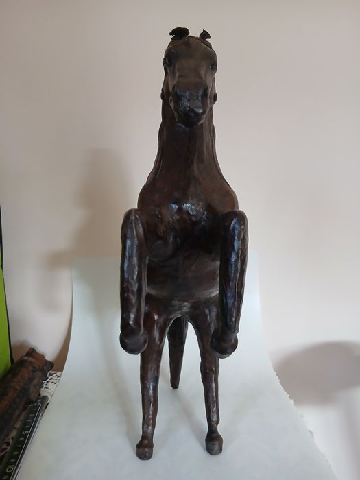 Cal anvelopat in piele,vintage.