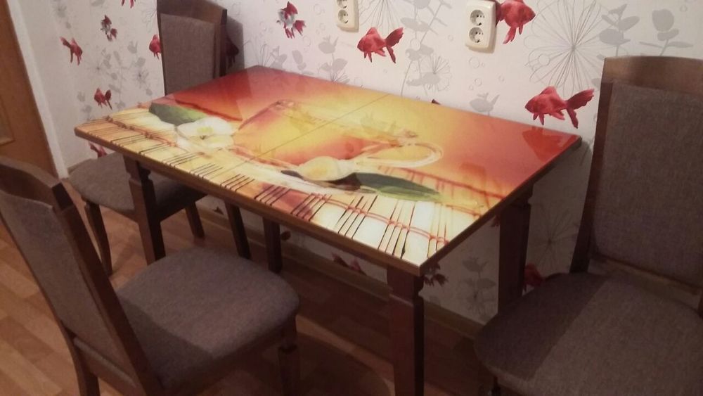 Продам раздвижной стол с 4 стульями