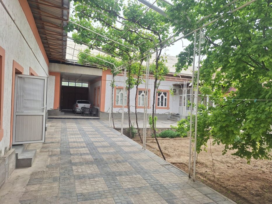 Умид посёлка, катта йулдан 200 метр ичкарида.