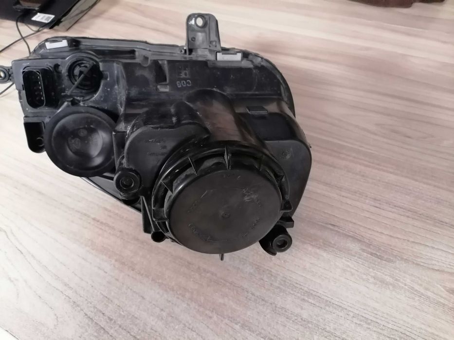 Продавам ляв фар за голф 5