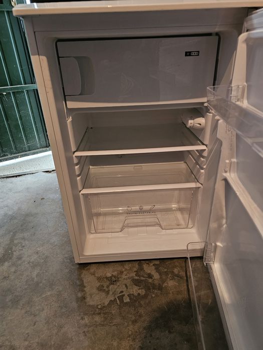 Хладилник с една врата Arielli ARS-147RN