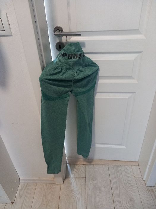 Vand traning model deosebit,ce se muleaza perfect pe corp.