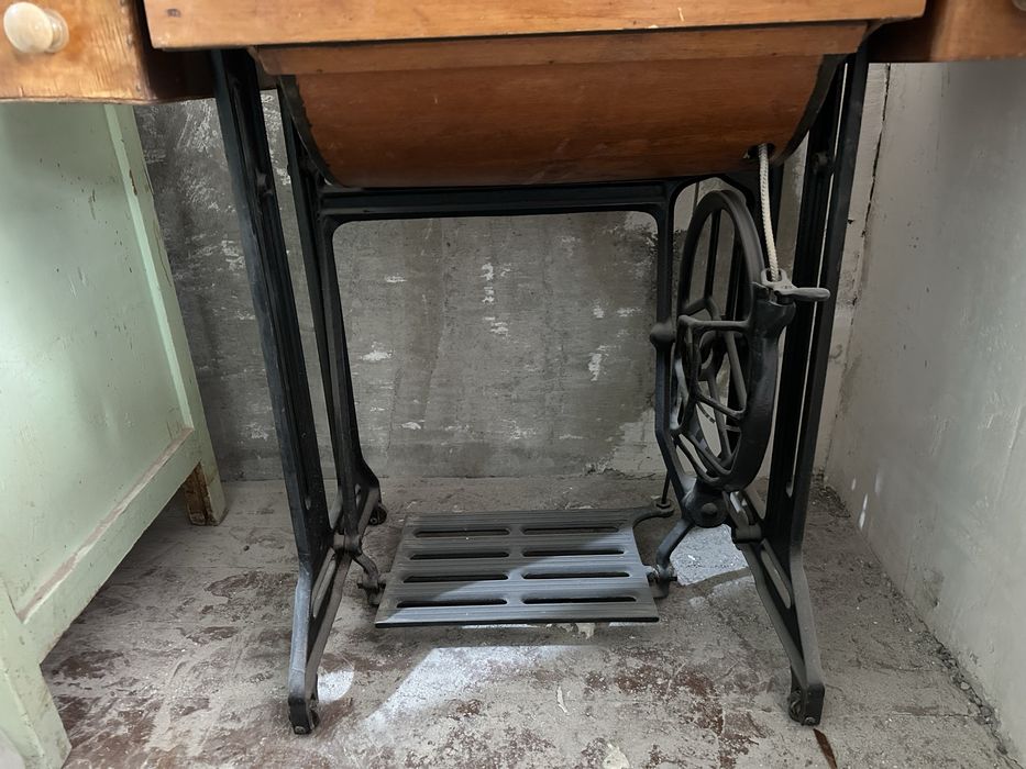 Продается швейная ножная машинка ПМЗ