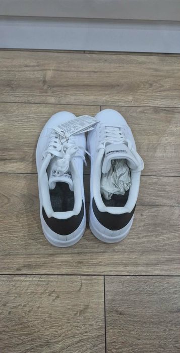 Чисто нови обувки Adidas
