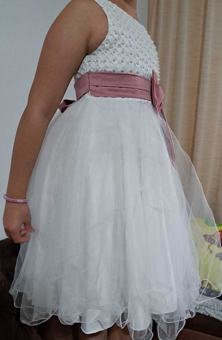 Vand rochie pt fetite de 10 - 11 ani