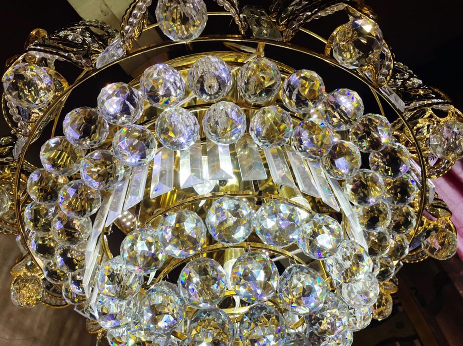 Люстра шикарная, большая.